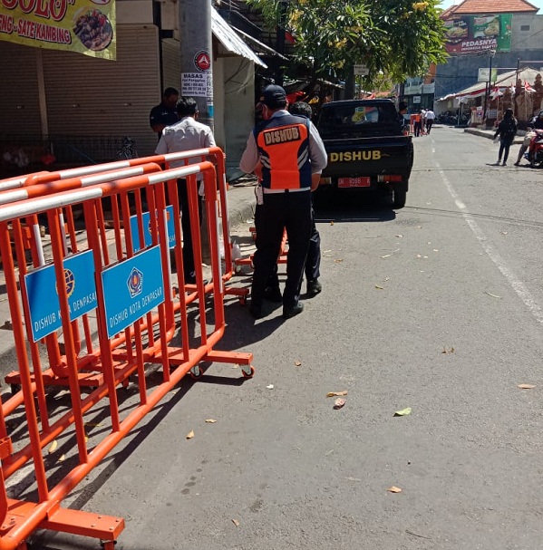 Cegah Parkir Liar dan Pasar Tumpah Dishub Denpasar Pasang Barikade Di Depan Pasar Pula Kerti