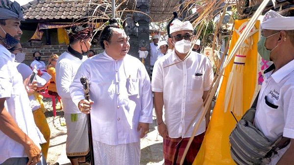 Wawali Jaya Negara Hadiri Karya Pedudusan Alit Pura Pengulun Subak Pagutan Padangsambian Kaja
