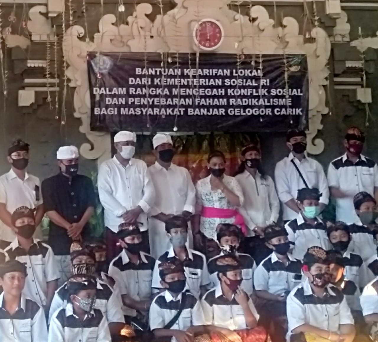 Tangkal Radikal Melalui Seni, Sekaa Terima Gelogor Carik Terima Bantuan Mensos RI