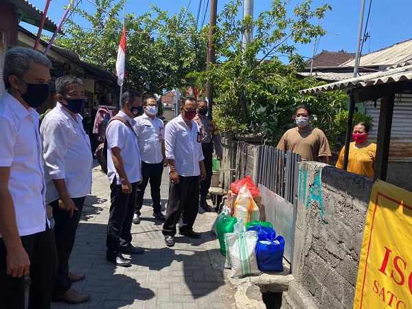 Dinas Sosial Denpasar Bersama Perbekel Desa Dangin Puri Klod Serahkan Sembako Kepada Keluarga Yang Melaksanakan Isolasi Mandiri