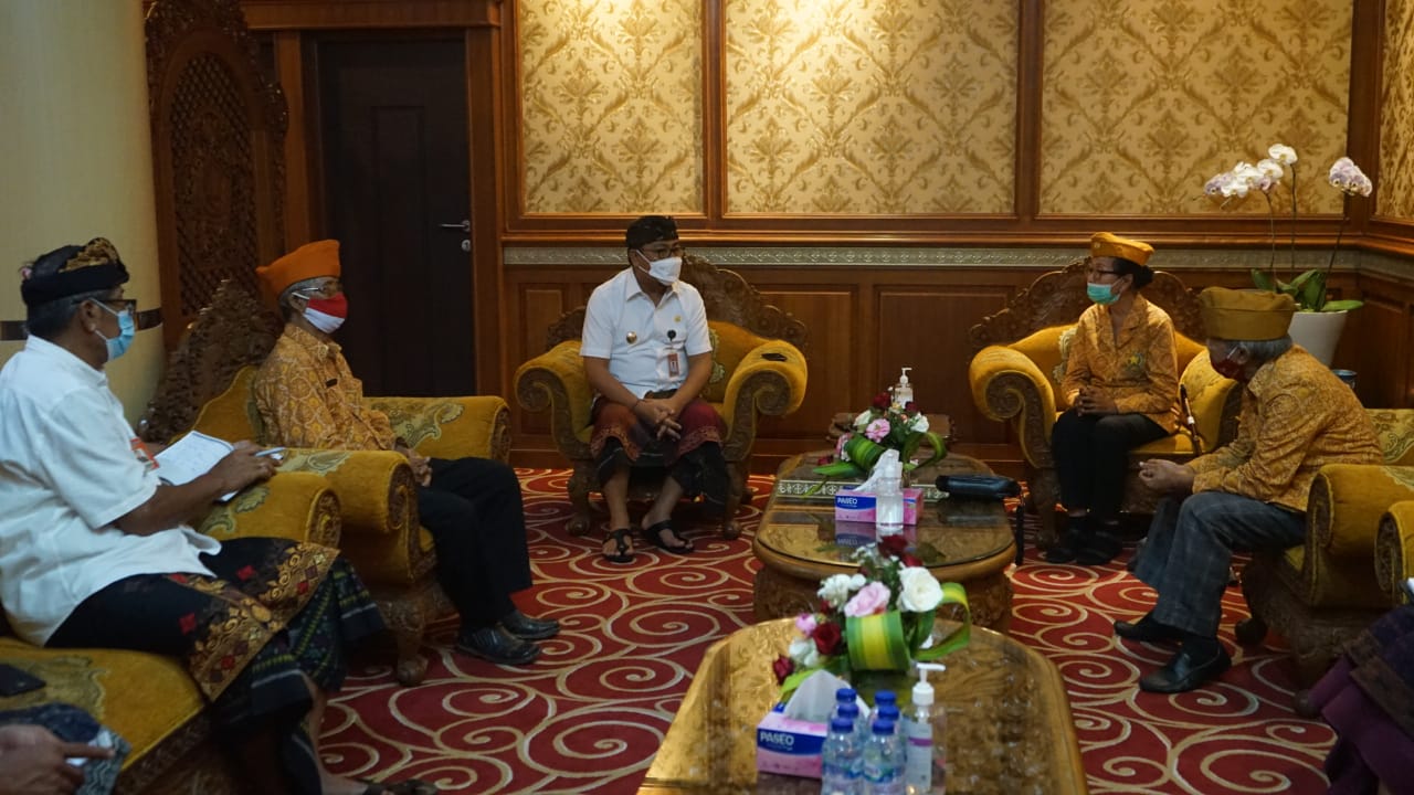 Legiun Veteran RI Kota Denpasar Berikan Penghargaan Daerah Basis Perjuangan Kepada Banjar Binoh Kaja