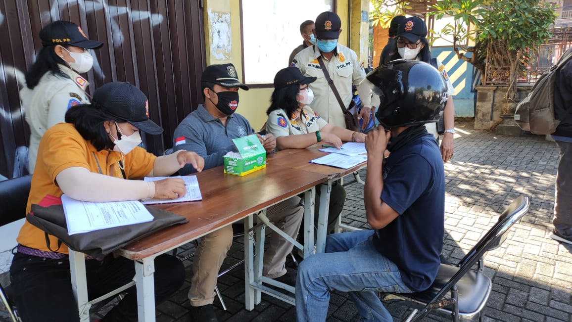 Tim Gabungan Gelar Operasi Yustisi Penegakan Prokes di Kawasan Desa Pemecutan Kelod  10 Orang di Ganjar Denda, 1 Orang Lainya Dilakukan Pembinaan