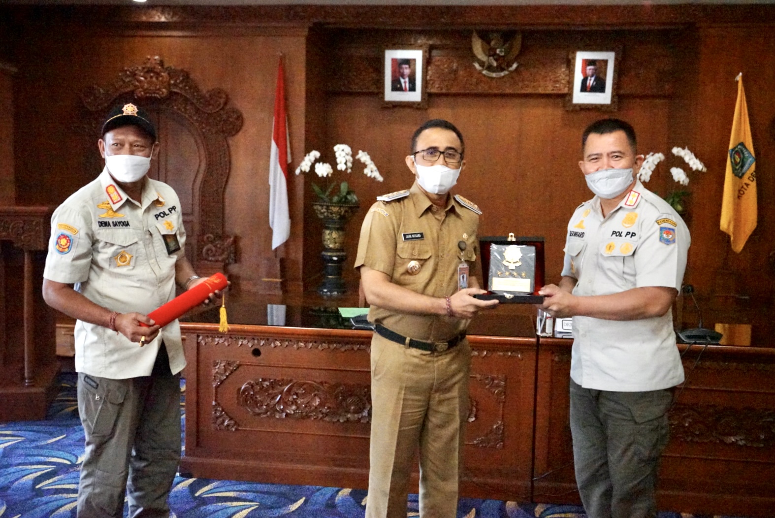 Walikota Jaya Negara Terima Penghargaan Karya Bhakti Peduli Satpol PP Tahun 2021