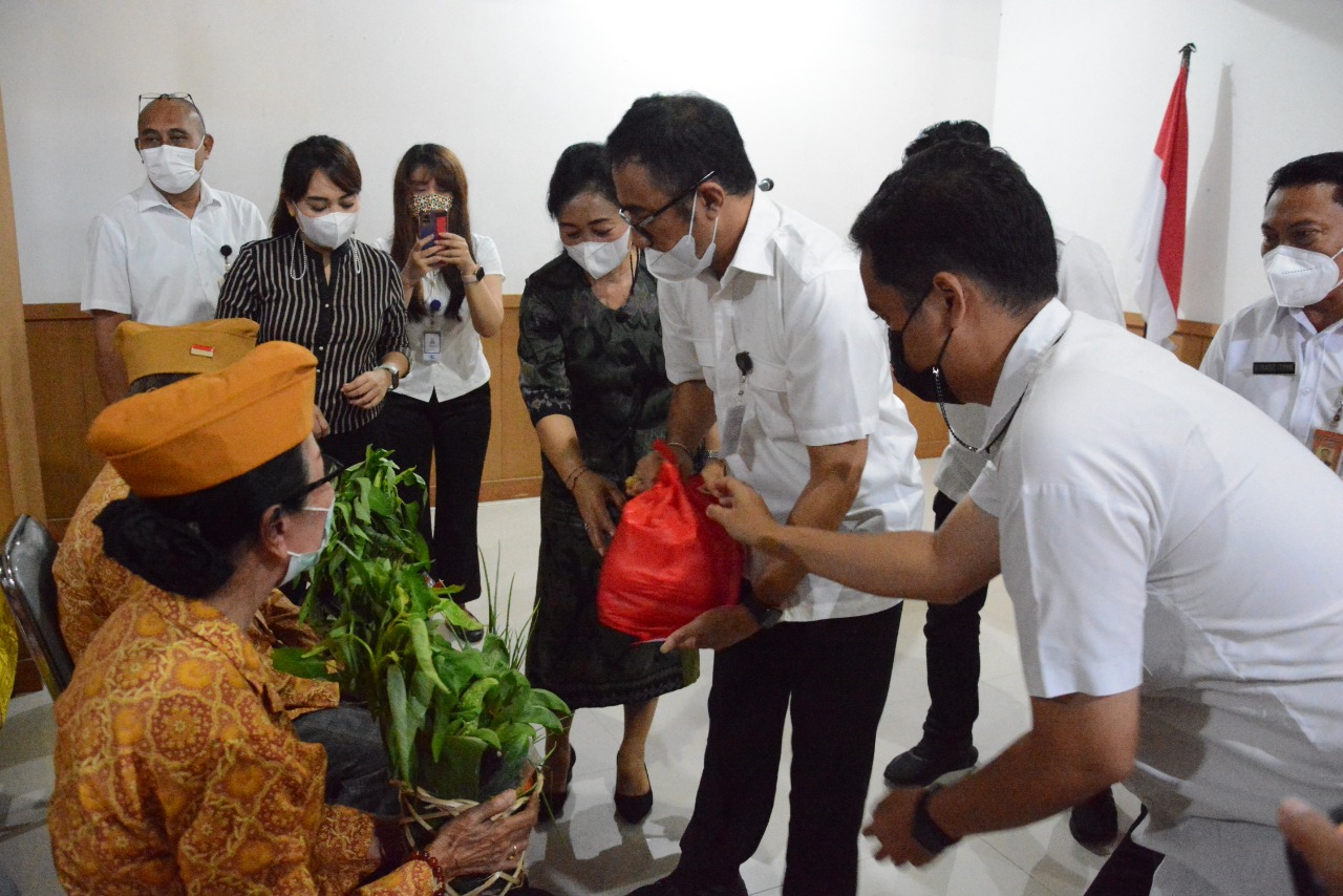 Peringati Bulan Bung Karno III  Walikota Jaya Negara Serahkan Bantuan Pangan dan Sembako Kepada Veteran