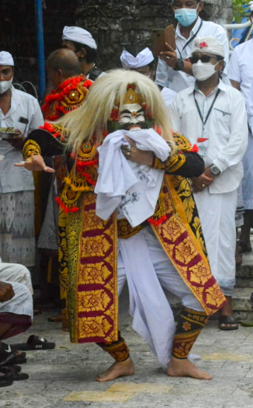 Walikota Jaya Negara Ngayah Nopeng Serangkaian Puncak Karya Panca Wali Krama di Pura Luhur Uluwatu