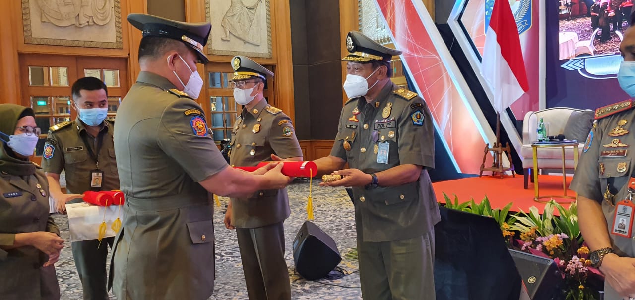 Miliki Komitmen dan Integritas Tinggi, Kasatpol PP I Dewa Gede Anom Sayoga Raih Penghargaan “Karya Bhakti Satpol PP”