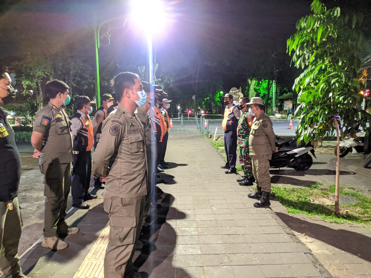 Tim Yustisi Kembali Gelar Pemantauan Prokes di Lapangan Puputan Badung serta Jalan Veteran dan Sekitarnya Ingatkan Pengunjung dan Pemilik Usaha Terapkan Prokes