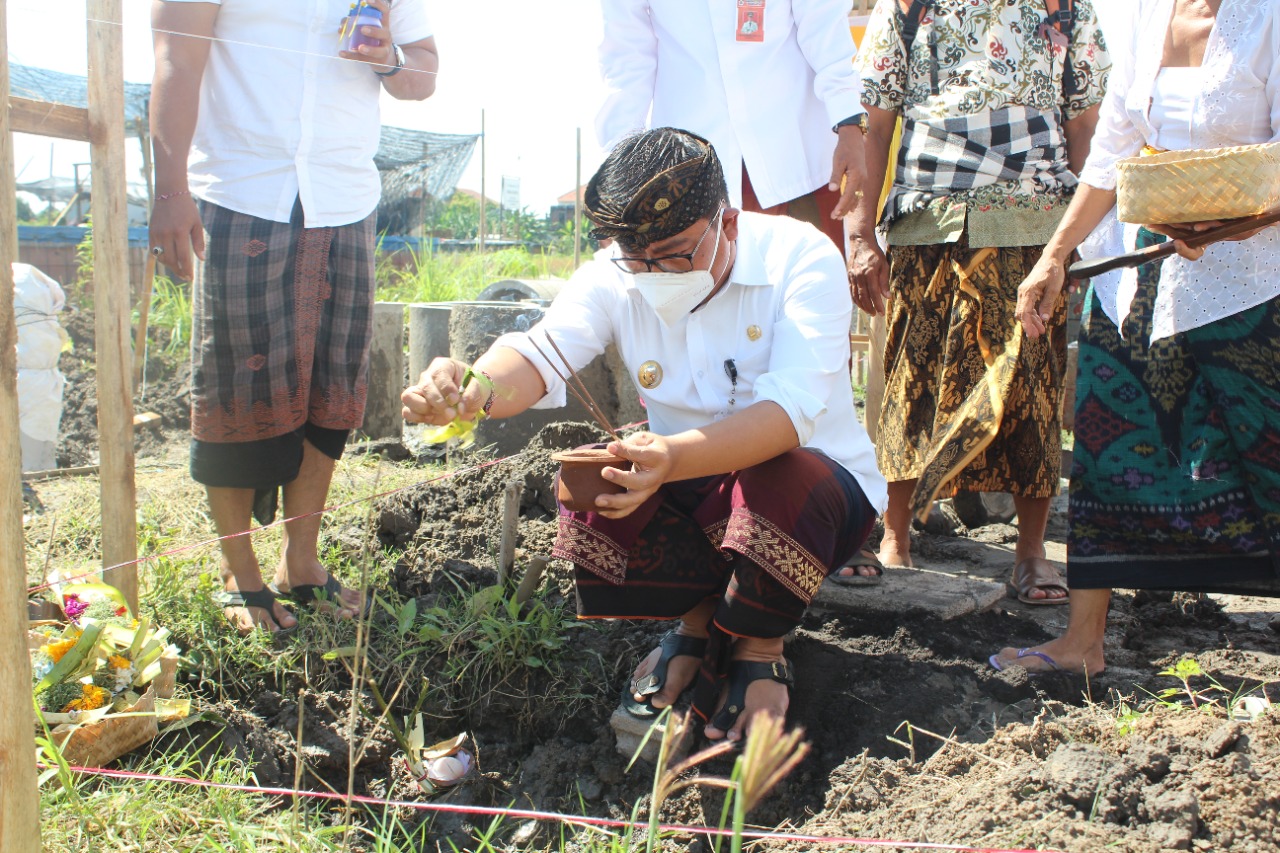 Wawali Kadek Agus Arya Wibawa Mendem Dasar Pembangunan TPS3R Sidarkaya.