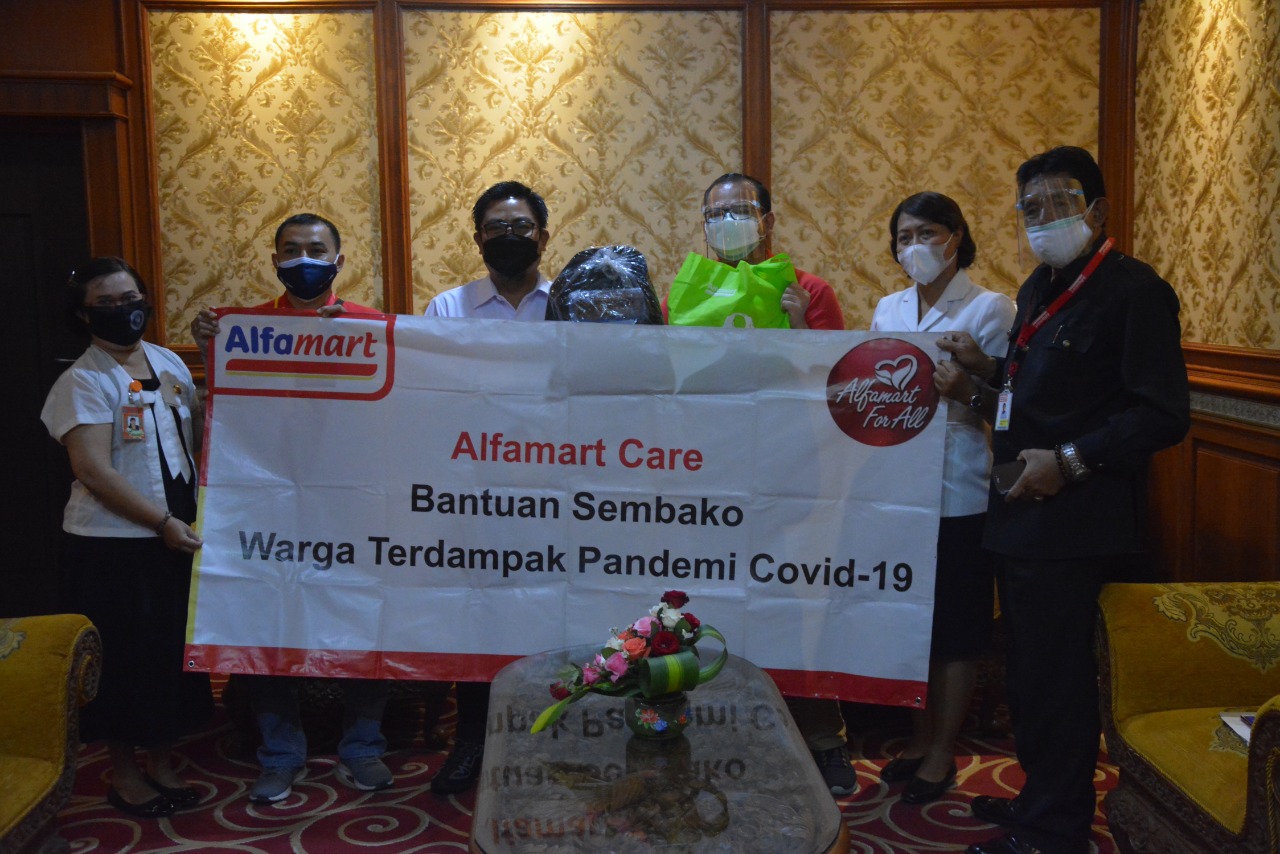 Kembali Sinergi Pemkot Denpasar Dengan Swasta Dimasa Pandemi     Alfamart Bantu 250 paket sembako dan 100 paket alat sekolah.