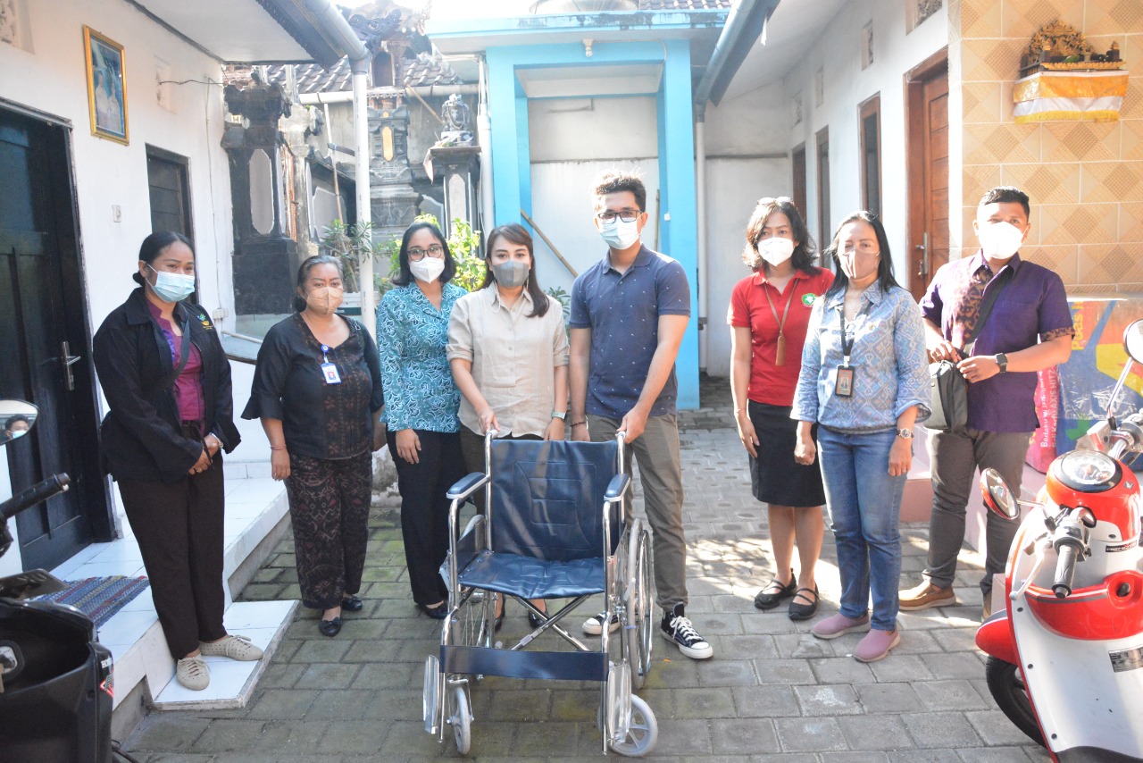 Serahkan Kursi Roda Kepada Lansia  Wakil Ketua K3S Ayu Kristi Juga Tinjau Pelaksanaan Vaksinasi