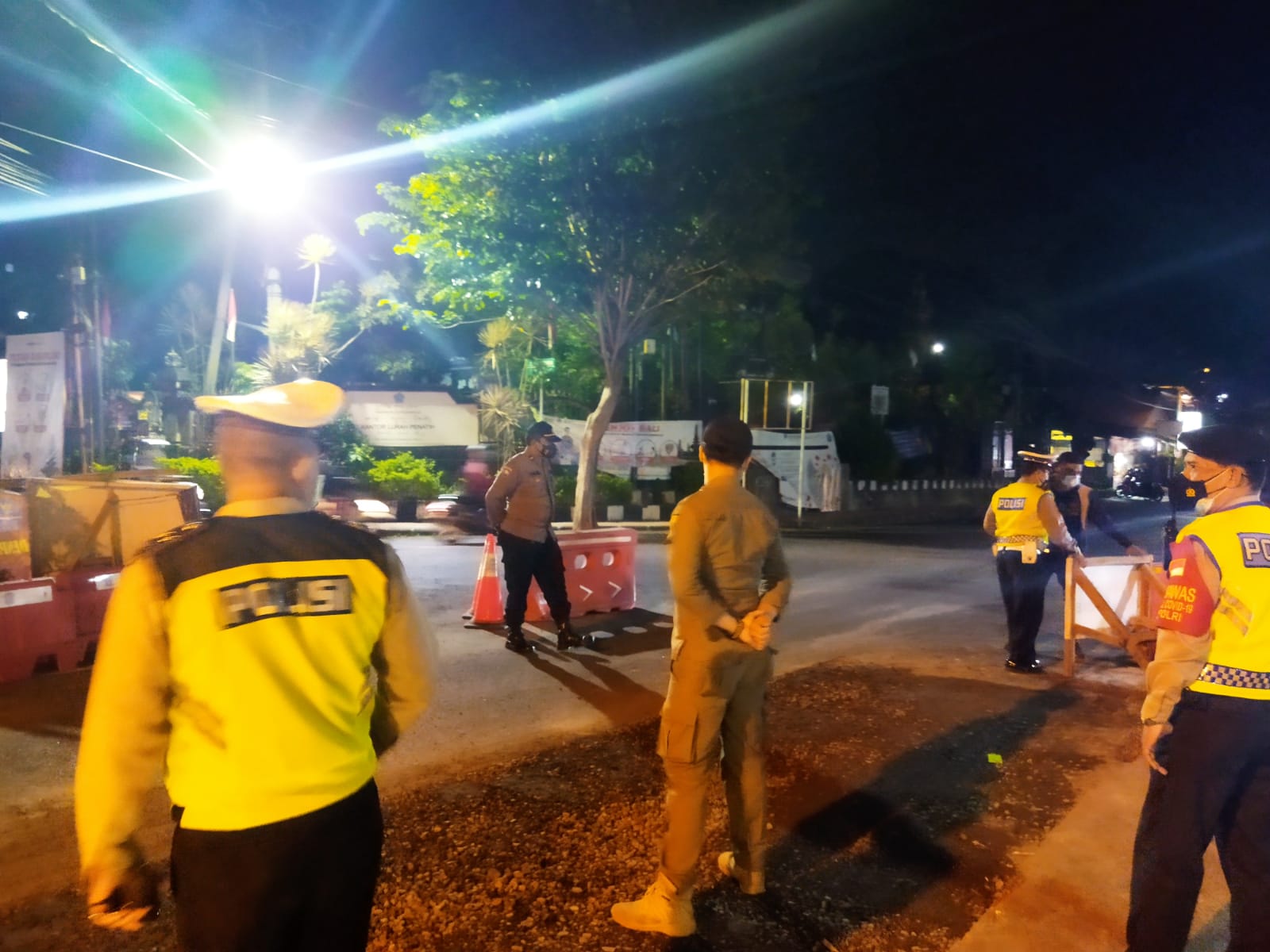 Giat Yustisi PPKM Level IV oleh Tim Yustisi Kota Denpasar     Sasar Sejumlah Titik, Bina Pelanggar Prokes dan Wajib Putar Balik.