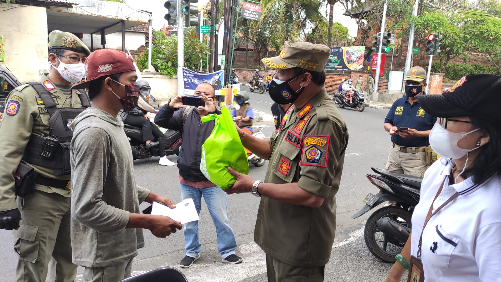 Penertiban PPKM Darurat Level 4 Secara Humanis, Tim Yustisi Denpasar  Berikan Bantuan Sembako Kepada  Pelanggar Prokes