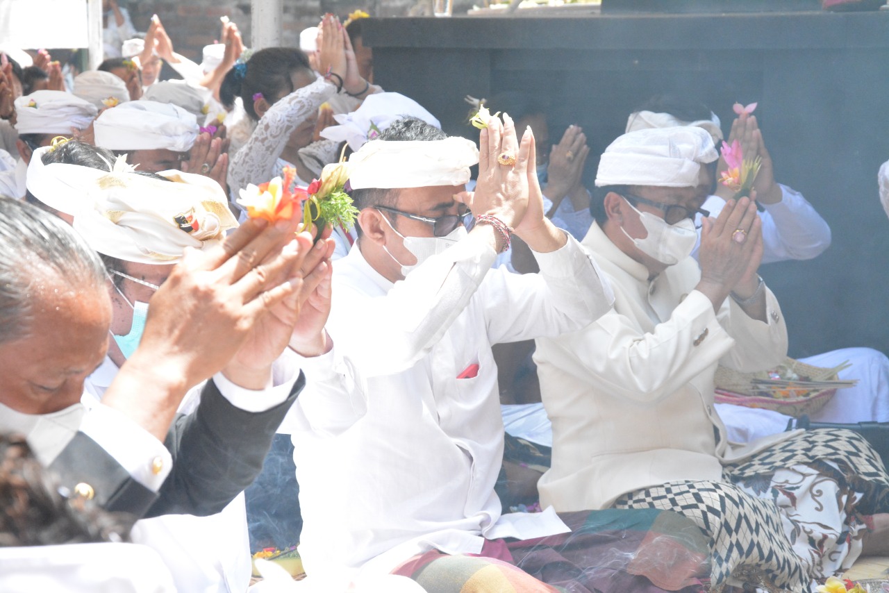 Walikota Jaya Negara Hadiri Pujawali Di Pura Khayangan Badung.