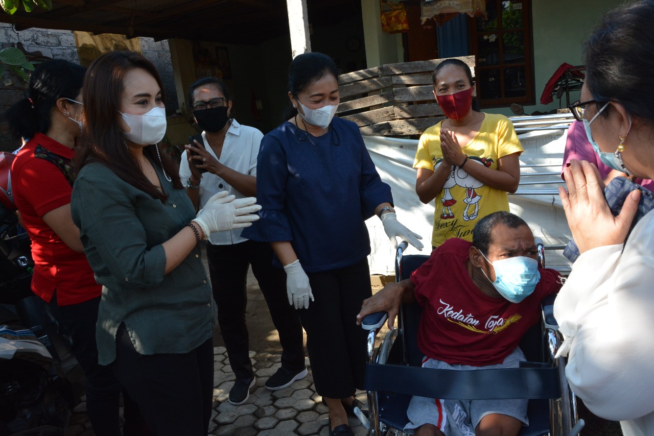 Motivasi Penyandang Disabilitas dan Lansia K3S Denpasar Serahkan Sembako dan Kursi Roda