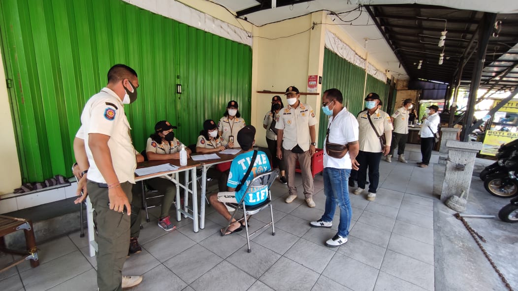 Tanpa Masker, Tim Yustisi Jaring 20 Orang Pelanggar Prokes Di Kelurahan Panjer Denpasar