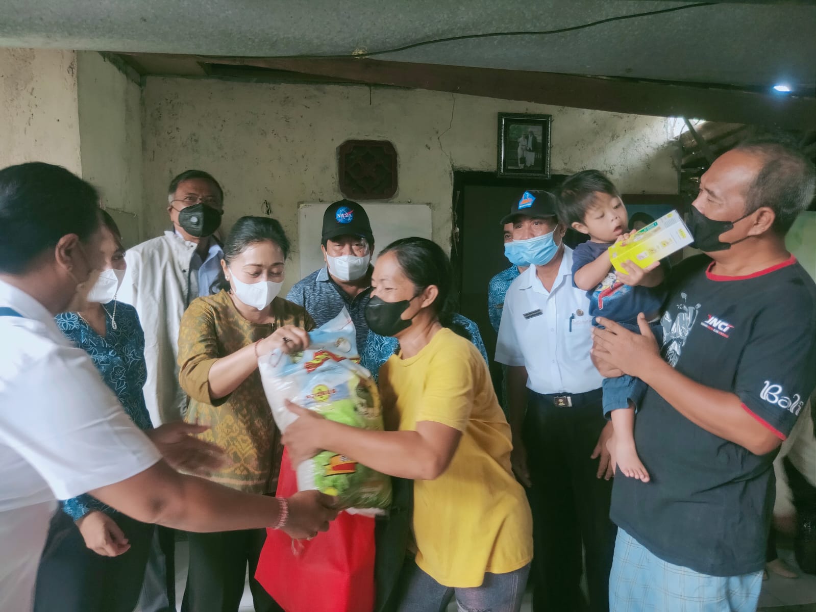 Cegah Terjadinya Stunting  Ny. Sagung Antari Jaya Negara Serahkan Bantuan PMT kepada Ibu Hamil dan Balita Kurang Gizi.