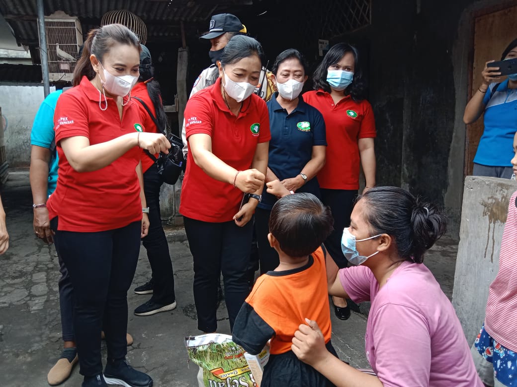 Minimalisir Terjadinya Stunting Pada Masa Pandemi,  Ny. Sagung Antari Jaya Negara Gencar Serahkan Bantuan PMT kepada Ibu Hamil dan Balita Kurang Gizi