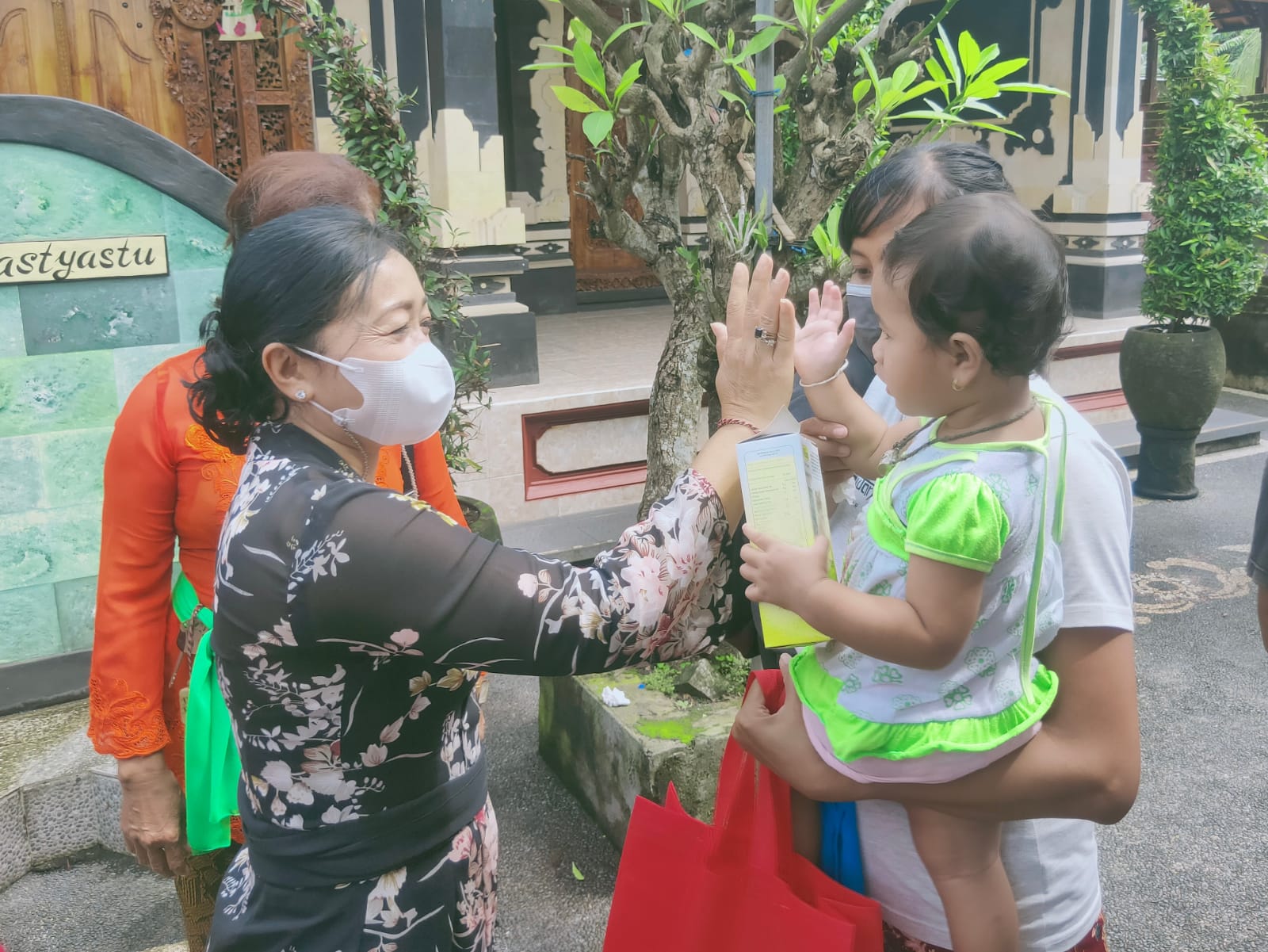 Cegah dan Mempercepat Penurunan Angka Stunting   Ny. Antari Jaya Negara Kembali Serahkan Bantuan PMT