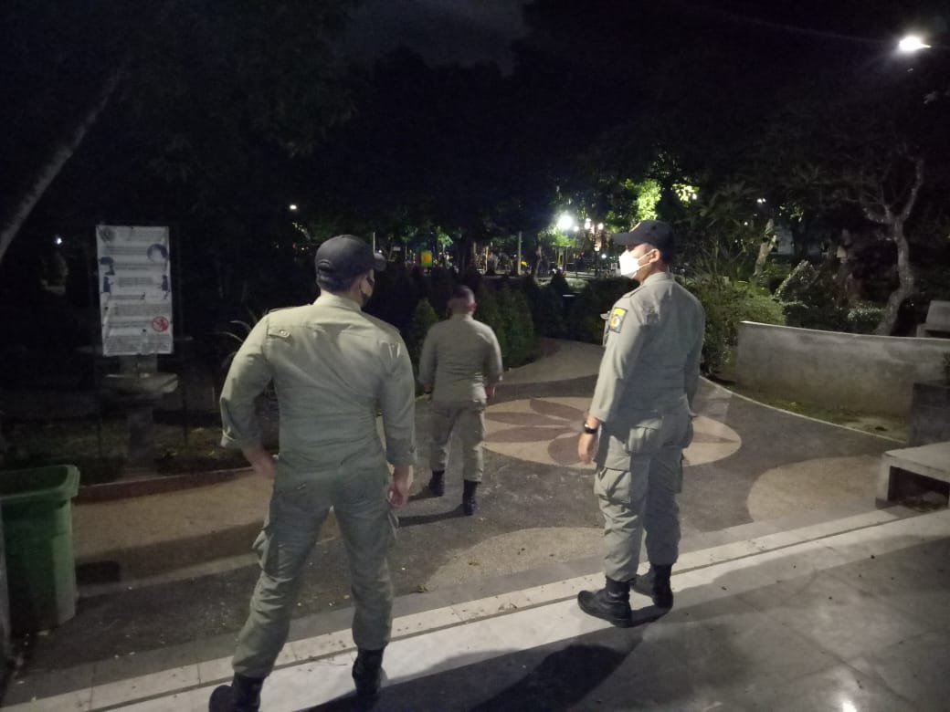 Satpol-PP Kota Denpasar Siang Malam Terus Gencarkan Sosialisasi dan Pemantauan Prokes.  Pantau Ruas Jalan Denpasar secara Stationer dan Mobiling