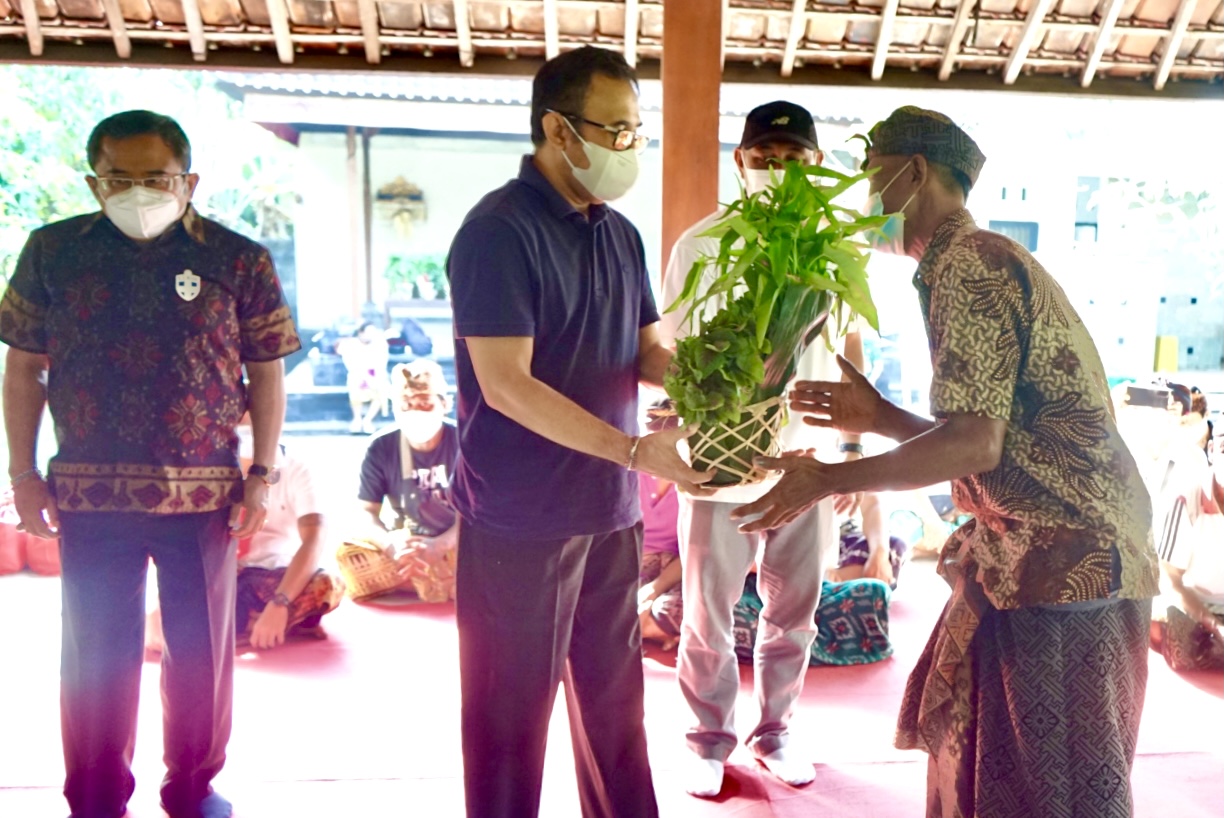 Walikota Jaya Negara Serahkan Bantuan Pangan dan Sembako Kepada Pekaseh Se-Kota Denpasar