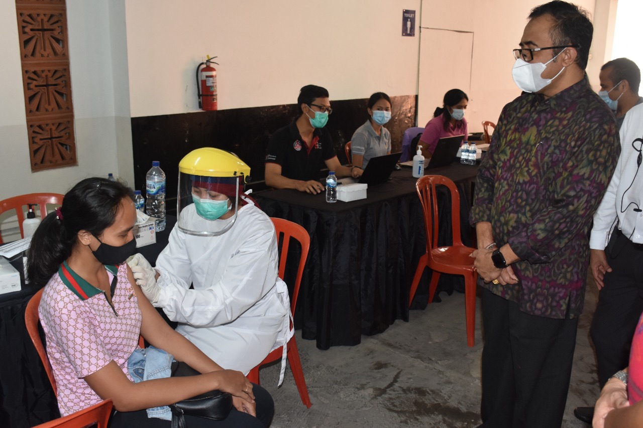 Gandeng Lintas Komunitas dan Agama Percepat Cakupan Vaksin  Walikota Jaya Negara Tinjau Vaksinasi Covid-19 di Gereja Katedral Denpasar