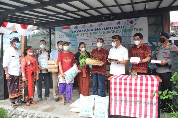 Konjen Korsel Serahkan Bantuan