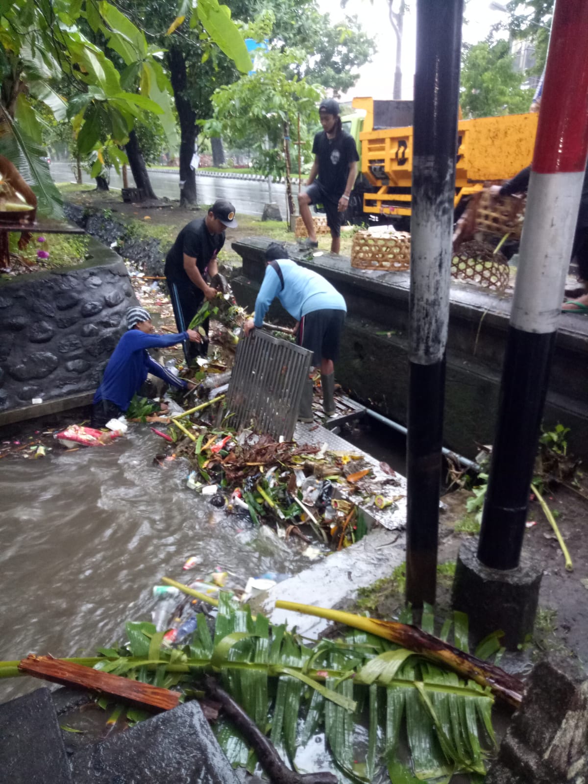 Intensitas Hujan Meningkat, Tim Respon Cepat Berjibaku Tangani Genangan di Beberapa Titik Kota Denpasar