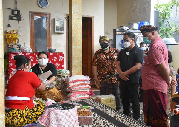 Wawali Arya Wibawa Serahkan Bantuan Pangan Kuatkan Dapur Umum Yadnya