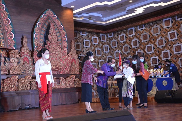 Tetap Berprestasi di Tengah Pandemi Pemenang Lomba Hari Anak Nasional Denpasar Terima Penghargaan
