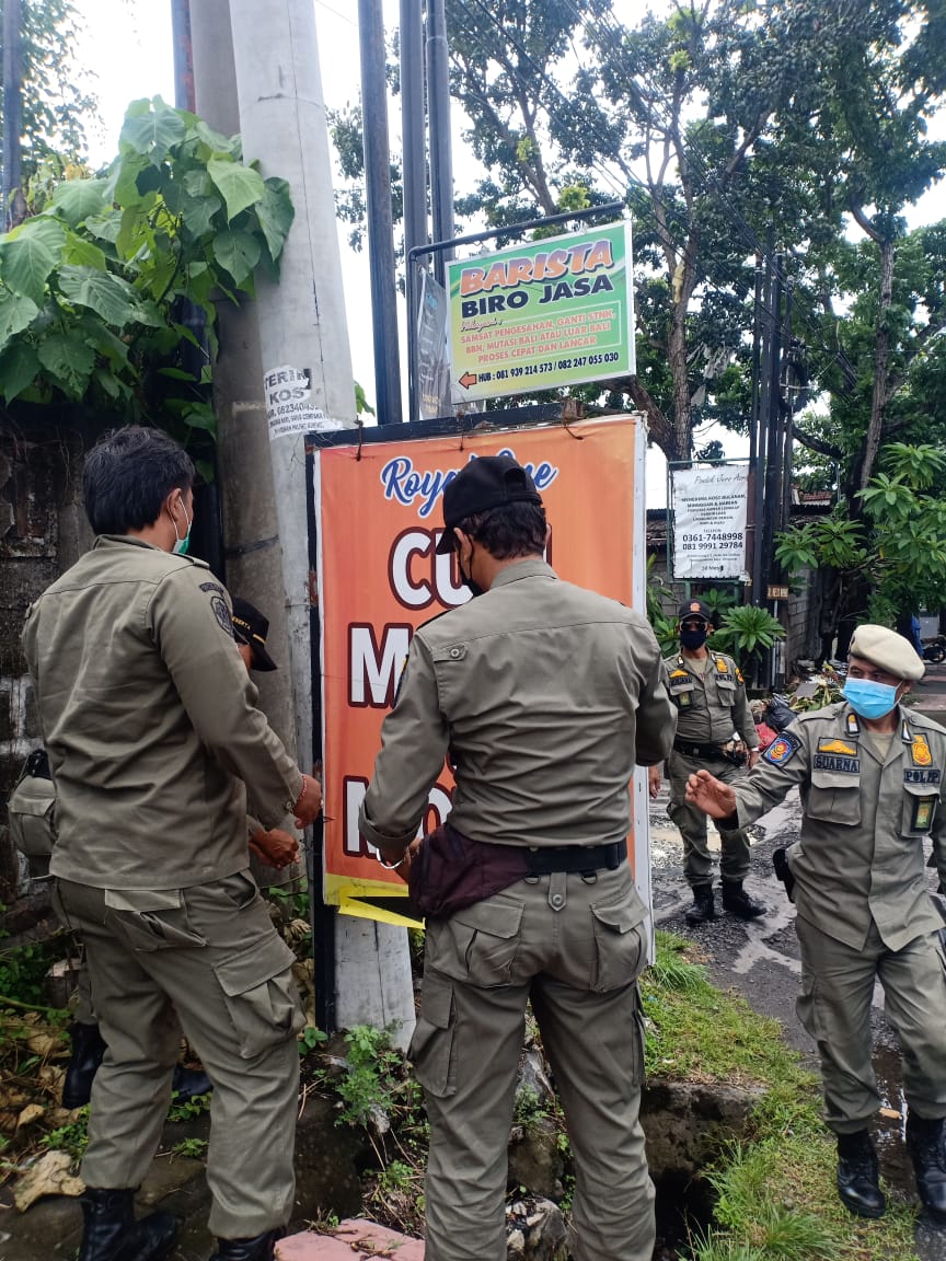 Satpol PP Kota Denpasar Tertibkan, Banner dan Baliho di Atas Trotoar