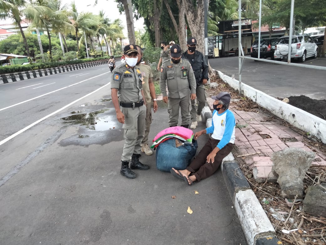 Satpol PP Kota Denpasar Tertibkan Pedagang Asongan, Pengamen, dan Gepeng Yang Beroperasi di Persimpangan Jalan