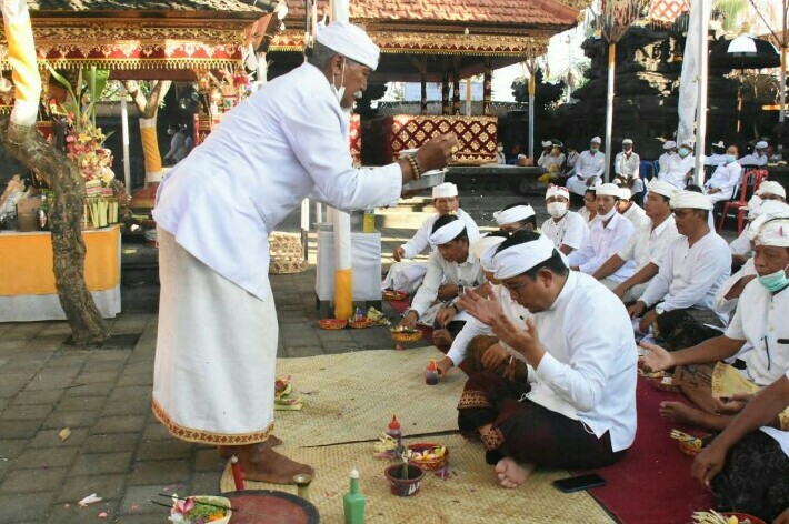 Wawali Kadek Agus Hadiri Upacara Ngenteg Linggih Pura Dalem Wirasana Banjar Biaung