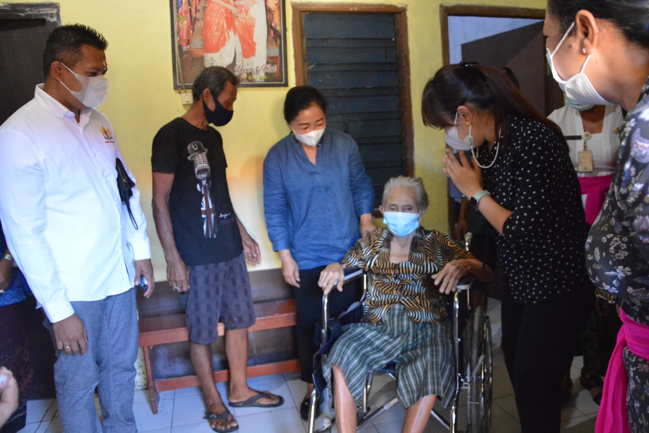 Peringati Hari Bulan Bung Karno III  Ketua K3S, Sagung Antari Serahkan Kursi Roda