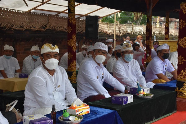 Wawali Arya Wibawa Hadiri Upacara Melaspas lan Mupuk Pedagingan di Pura Jlih Lambih Pekambingan