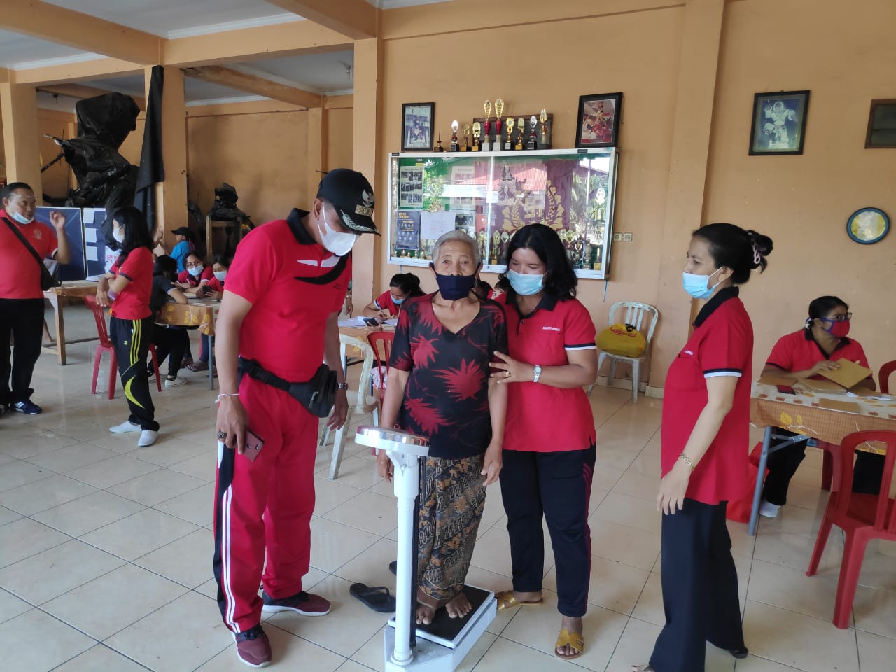 Cukupi Kebutuhan Gizi Desa Peguyangan Kaja Berikan PMT Bagi Ibu Hamil, Balita dan Lansia