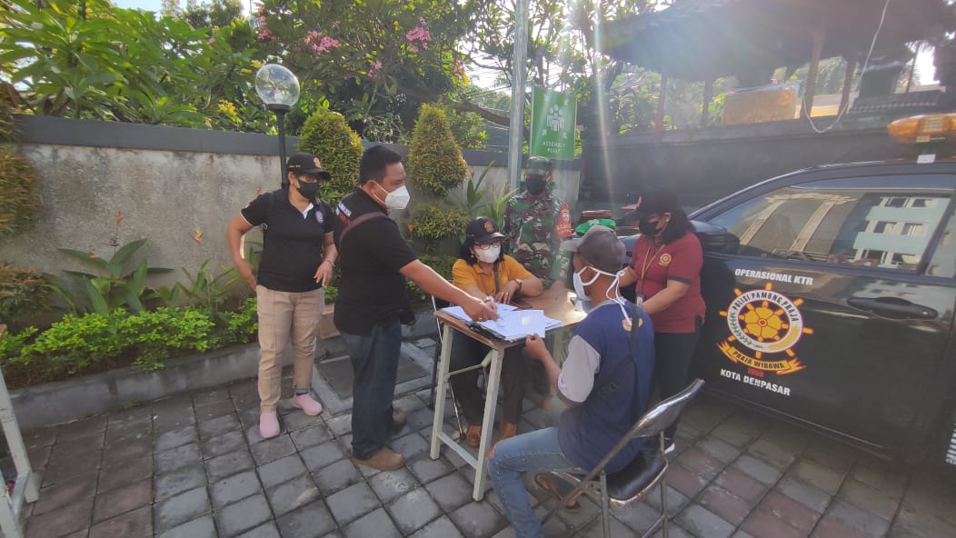 Tim Yustisi Kota Denpasar Jaring 3 Orang Pelanggar Prokes Di Traffic Light Jalan Sudirman Denpasar