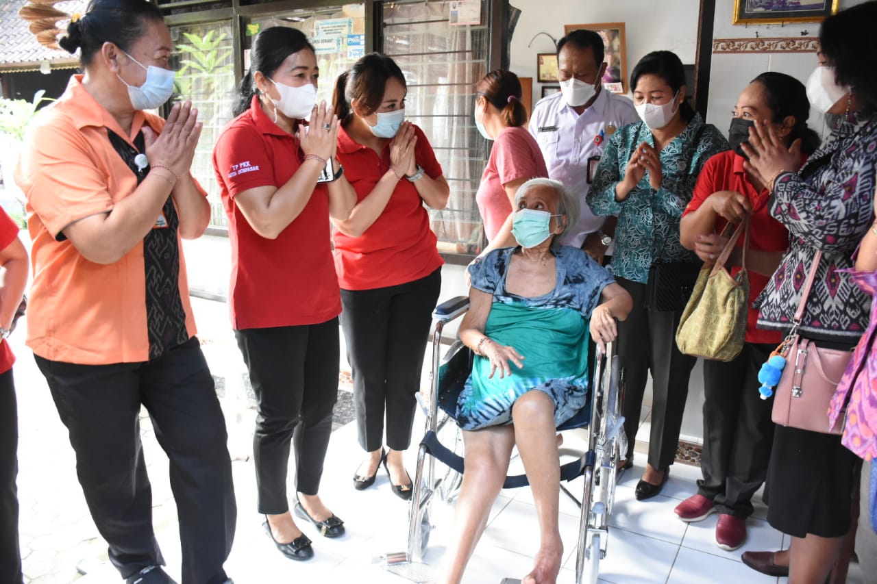 Ny. Antari Jaya Negara Kembali Serahkan Bantuan Kursi Roda dan PMT