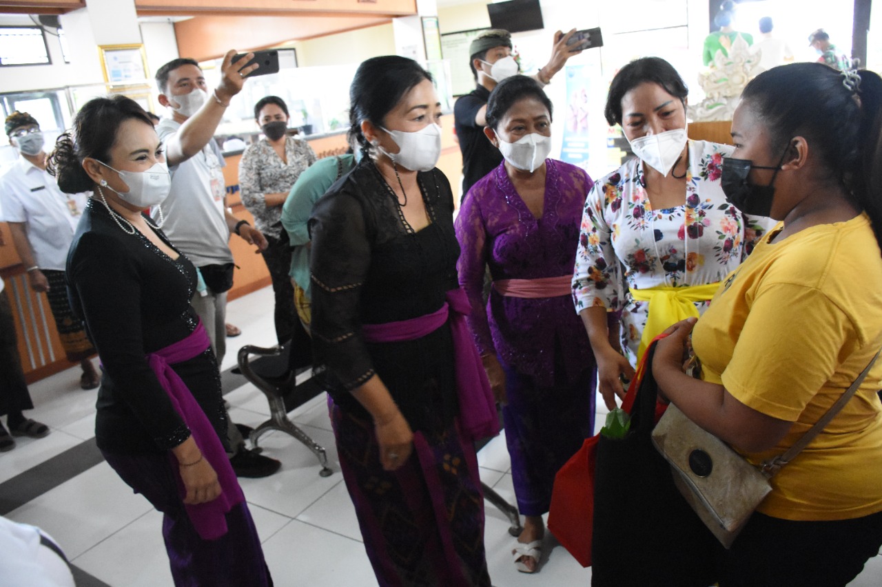 Kembali Serahkan Bantuan Kursi Roda dan PTM Ny. Antari Jaya Negara Ingatkan Prokes, dan Cegah Stunting