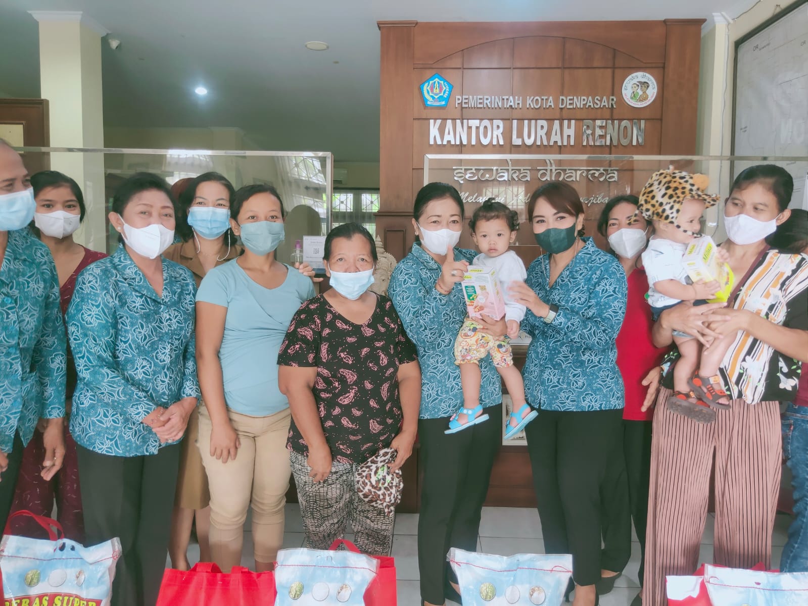 Ny. Antari Jaya Negara  Salurkan  Bantuan PMT Kepada 186 Balita Kurang Gizi dan 152 Ibu Hamil