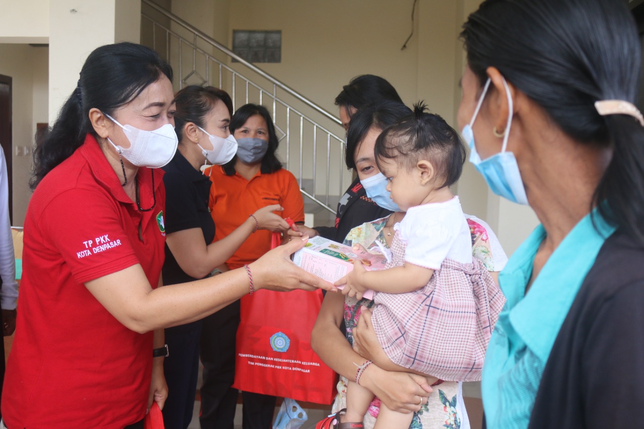 Cegah dan Mempercepat Penurunan Angka Stunting, Ny. Antari Jaya Negara Kembali Serahkan Bantuan PMT