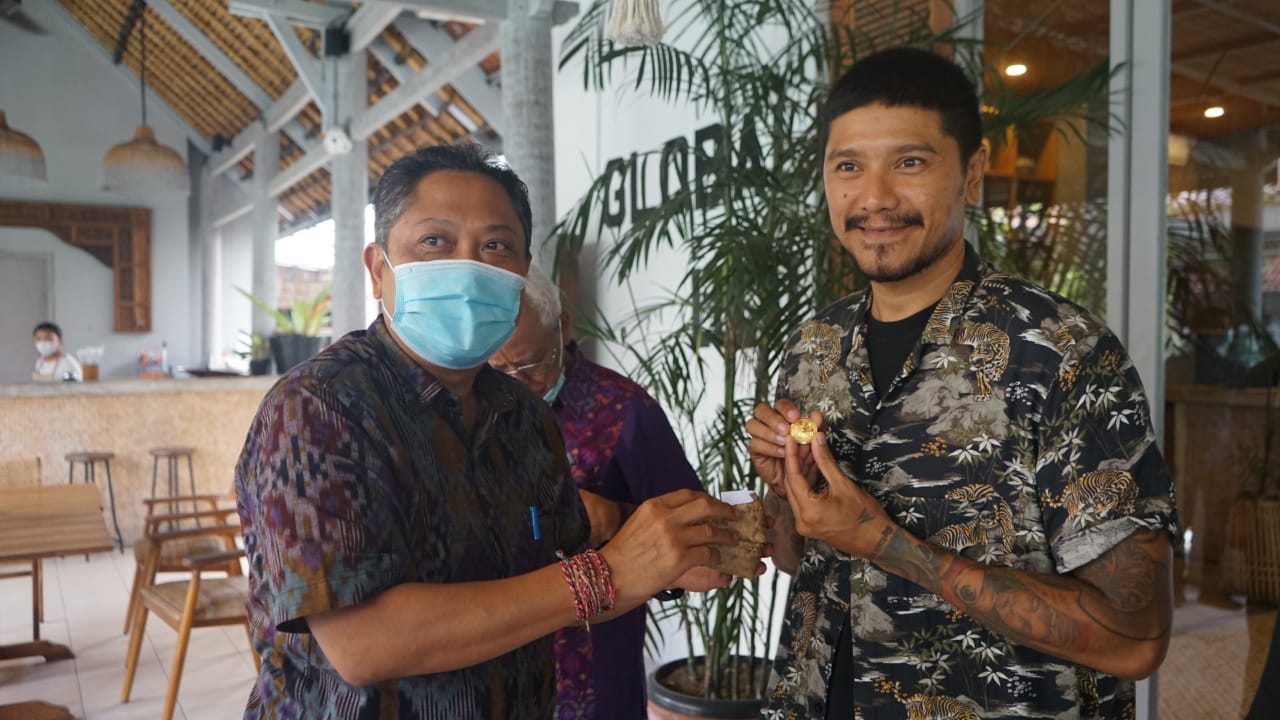 Walikota Rai Mantra Serahkan Pin Penghargaan Orange Ekonomi Award Tahun 2020