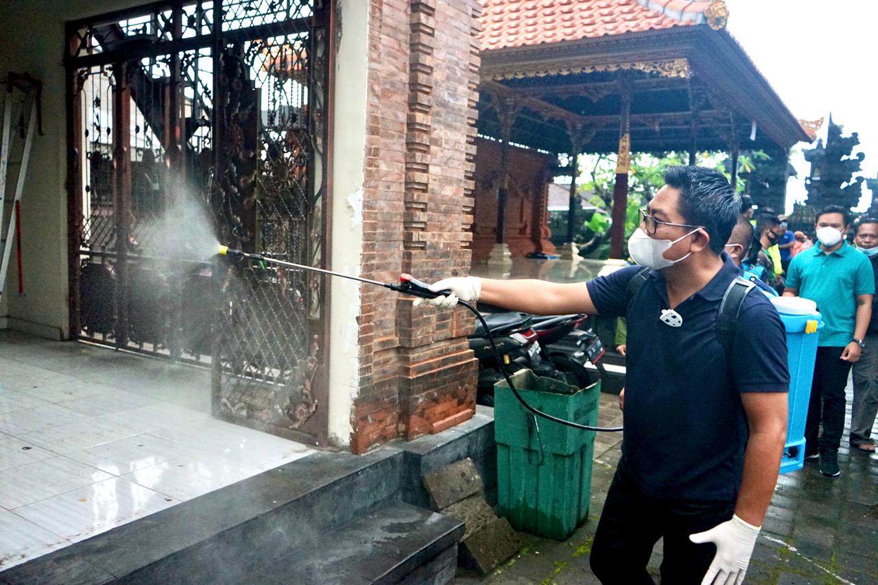 Wawali Arya Wibawa  Serahkan Sembako Kepada Penyandang Disabel dan Lansia, serta Penyemprotan Disinfektan