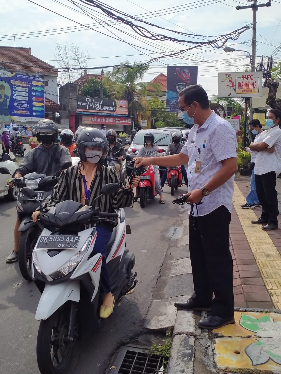 Sosialisasikan Protokol Kesehatan Secara Intensif. Kelurahan Panjer Bagikan 500 masker Gratis Ke Pengguna Jalan
