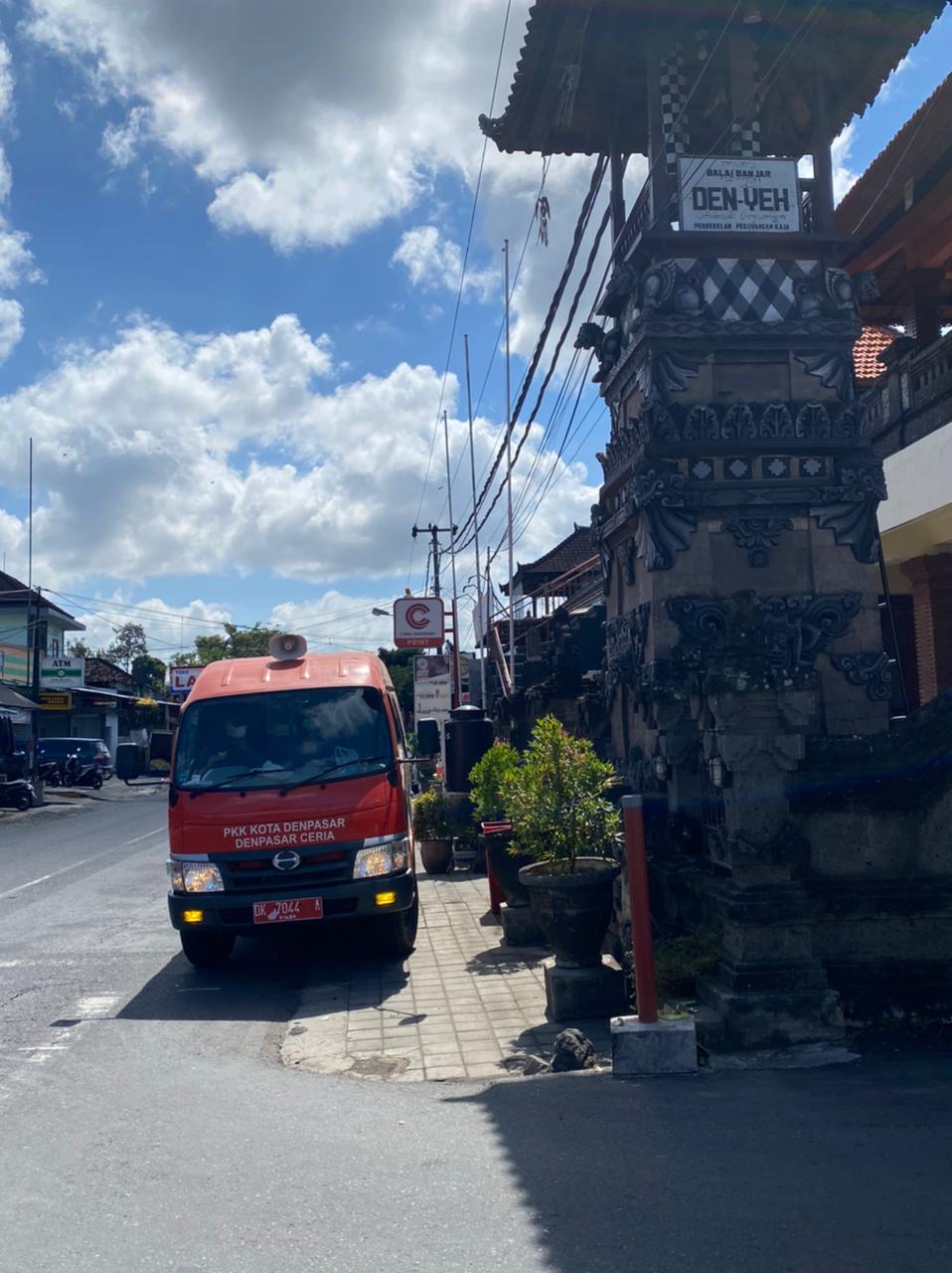EDUKASI MASYARAKAT SADAR PROKES   PEMKOT DENPASAR KERAHKAN ARMADA MOBILE CALLING