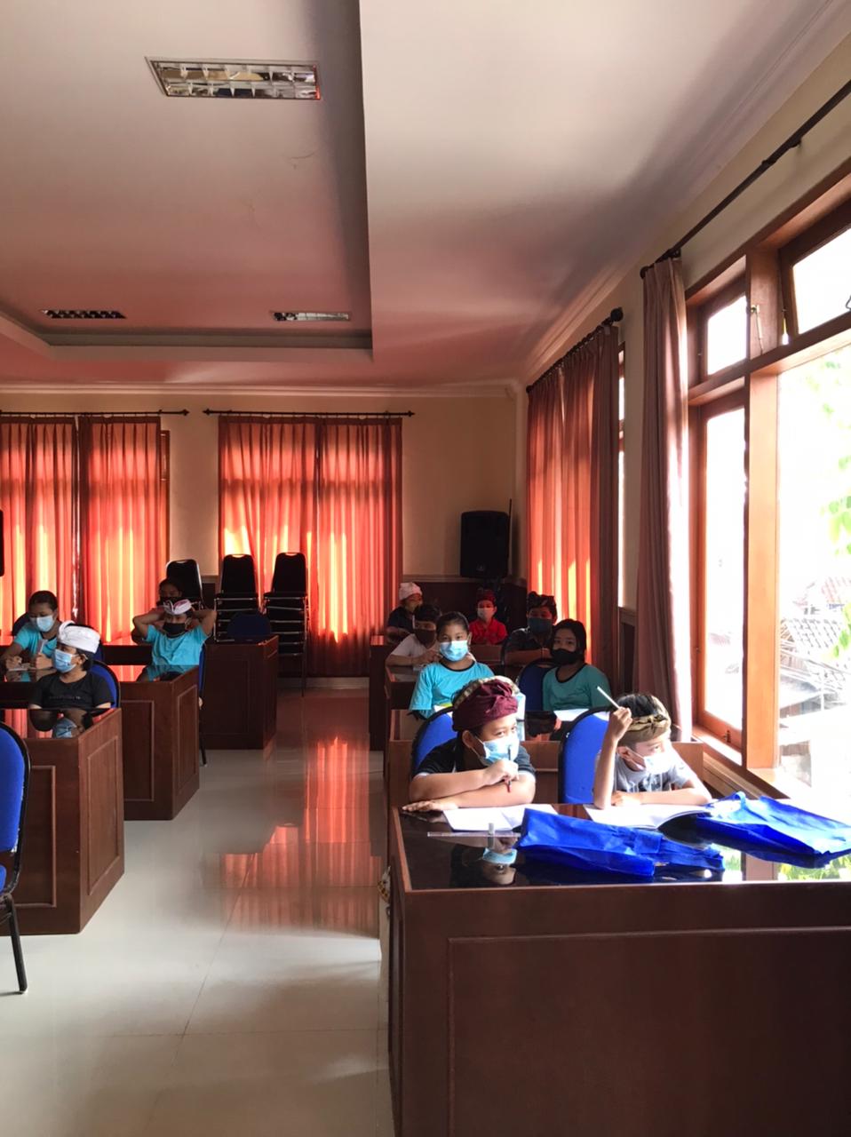 Desa Dangin Puri Kaja Gelar Pembinaan Nyurat Aksara Bali Berbasis Bali Simbar