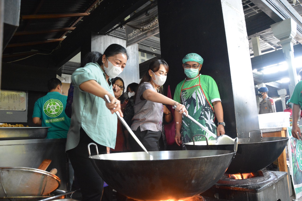 Ketua K3S Ny. Sagung Antari Serahkan Bahan Pangan di Dapur Umum SOS.