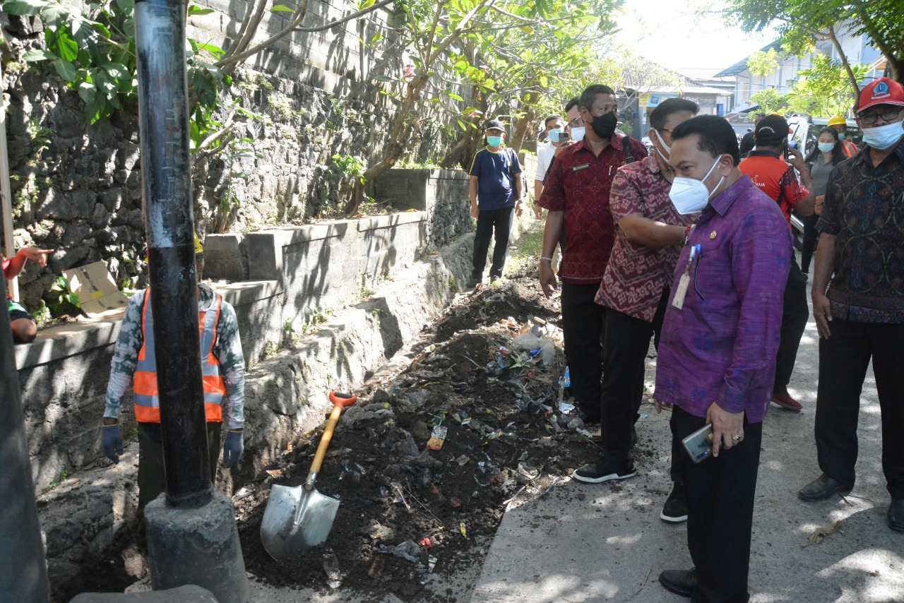 PJ. Sekda Made Toya Buka Program Padat Karya Tunai.