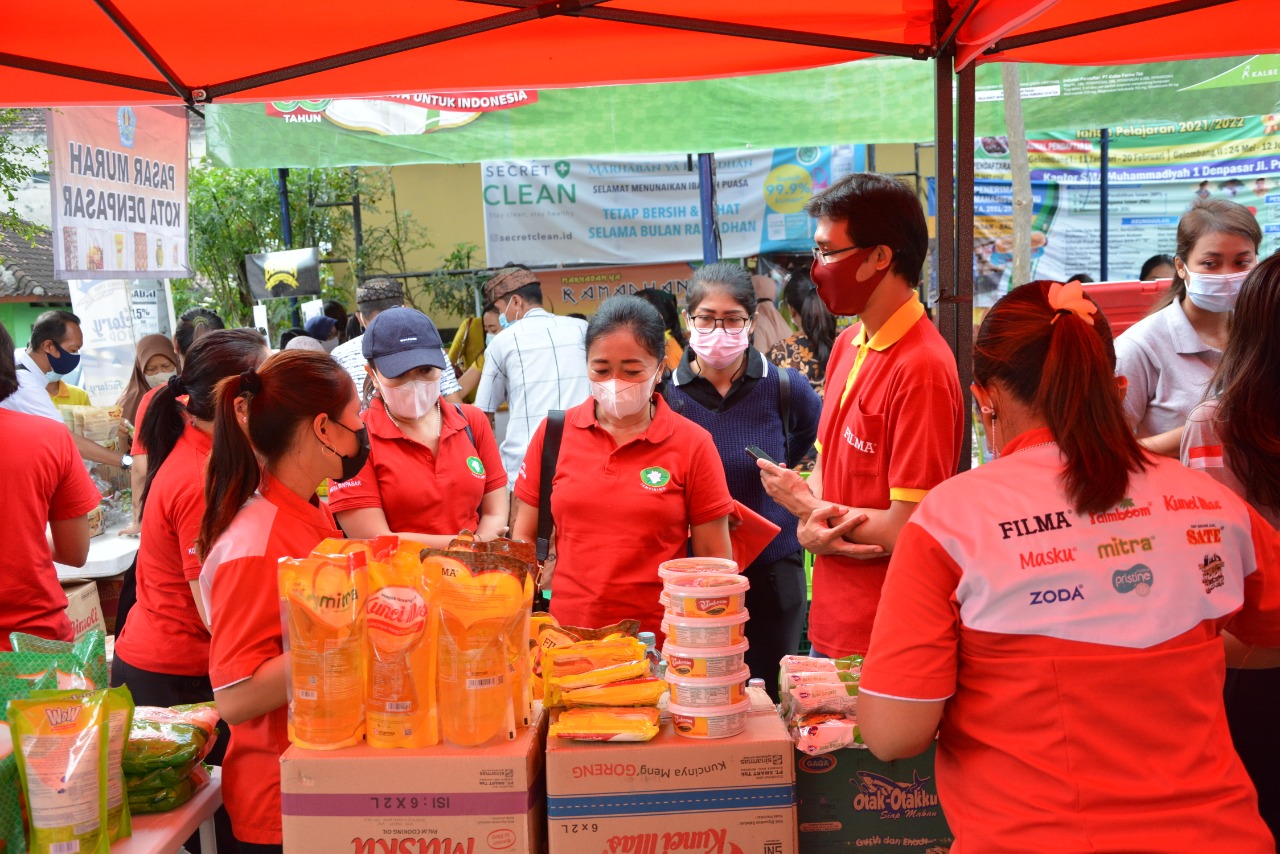 Ketua TP PKK, Ny. Sagung Antari Jaya Negara, Kunjungi Pasar Murah Di Pemogan, Berharap Dapat Meringankan  Masyarakat