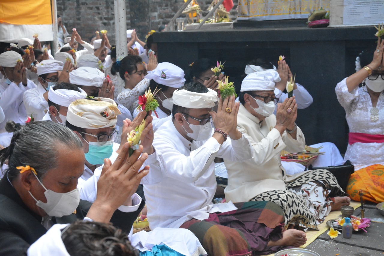 Walikota Jaya Negara Hadiri Pujawali Di Pura Khayangan Badung.