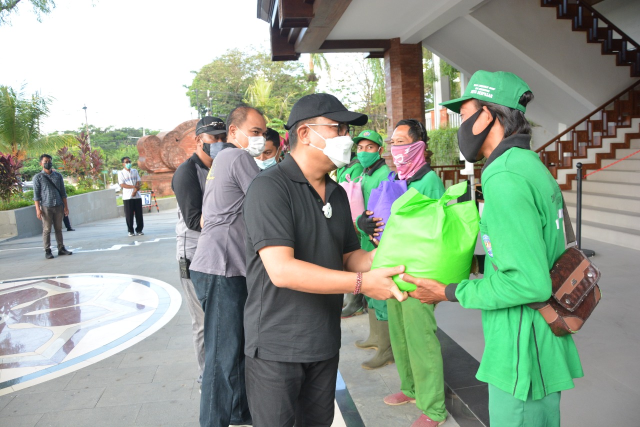 Wawali Agus Arya Wibawa Serahkan Bantuan  Sembako Kepada Tenaga Kebersihan